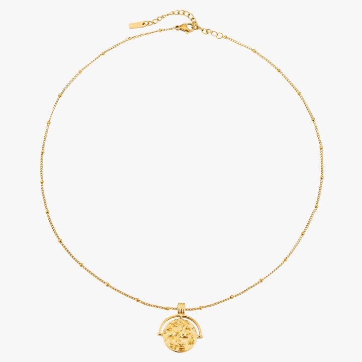 Feminine goldene Medaillon-Halskette für Damen, wasserfest & alltagstauglich, mit antikem Design.