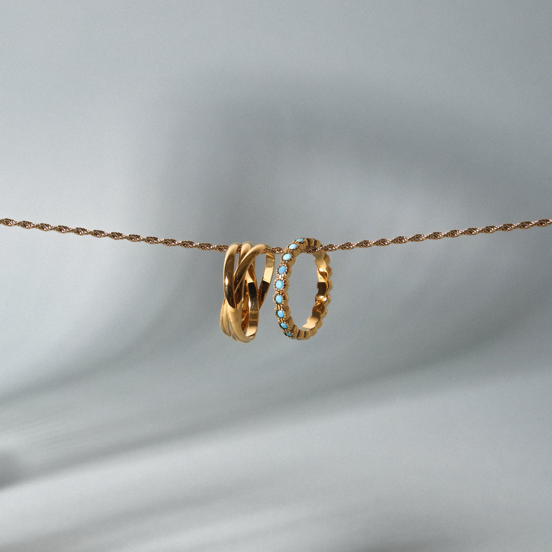 Goldfarbener Edelstahlring für Damen, schmal, türkis, wasserfest & hypoallergen.