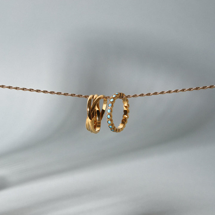 Goldfarbener Edelstahlring für Damen, schmal, türkis, wasserfest & hypoallergen.