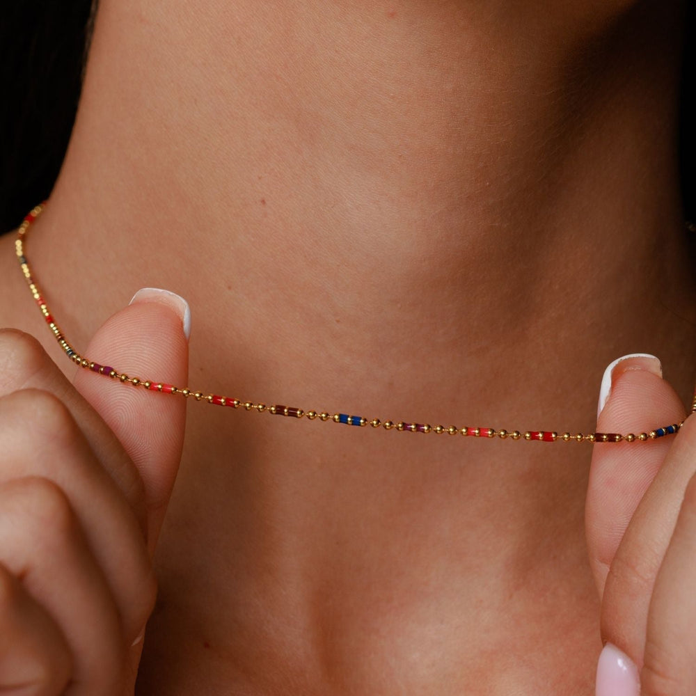 Farbenfrohe Perlenkette in Gold für Damen, Regenbogen Choker, wasserfest & anpassbar.