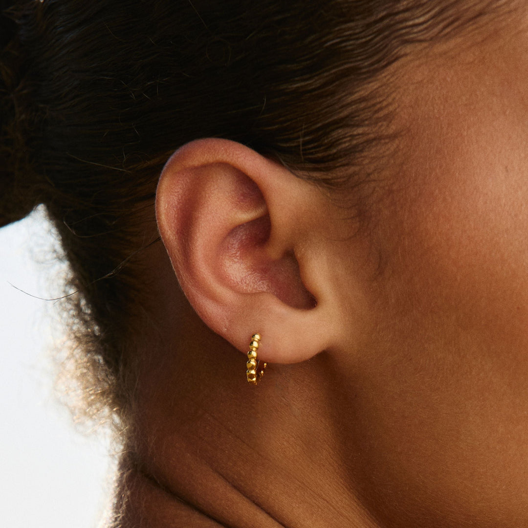 Goldene Perlen Creolen, wasserfest, eleganter Damenschmuck aus Edelstahl.