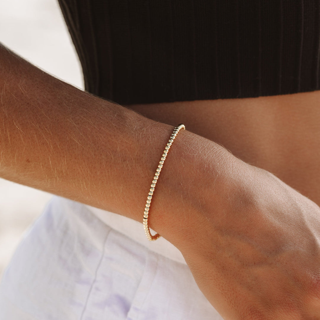 Damen Perlenarmband am Handgelenk, schlicht und elegant, aus wasserfestem Edelstahl, verstellbar.