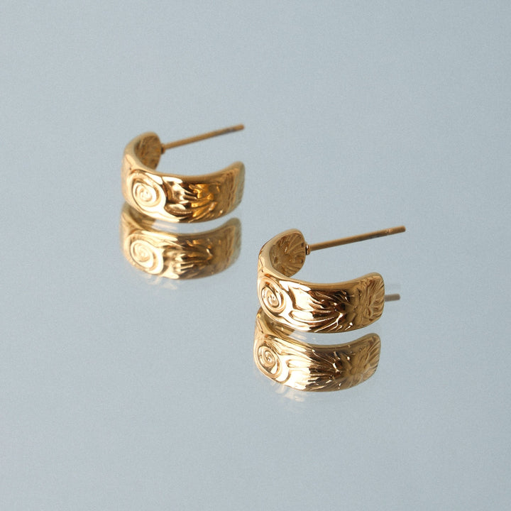 Komfortable, wasserdichte Gold Creolen für Damen mit Blumenmuster. Hypoallergen & PVD-beschichtet. Schicker Alltagsschmuck.