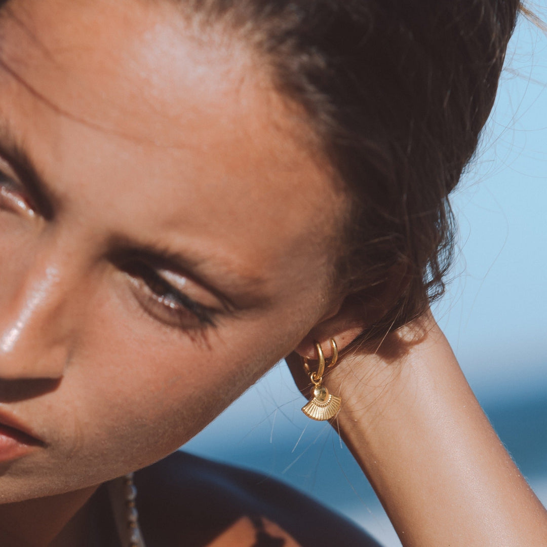 Leichte & wasserdichte Damen Creolen in Gold. Hypoallergene Boho Ohrringe aus Edelstahl für jeden Anlass.