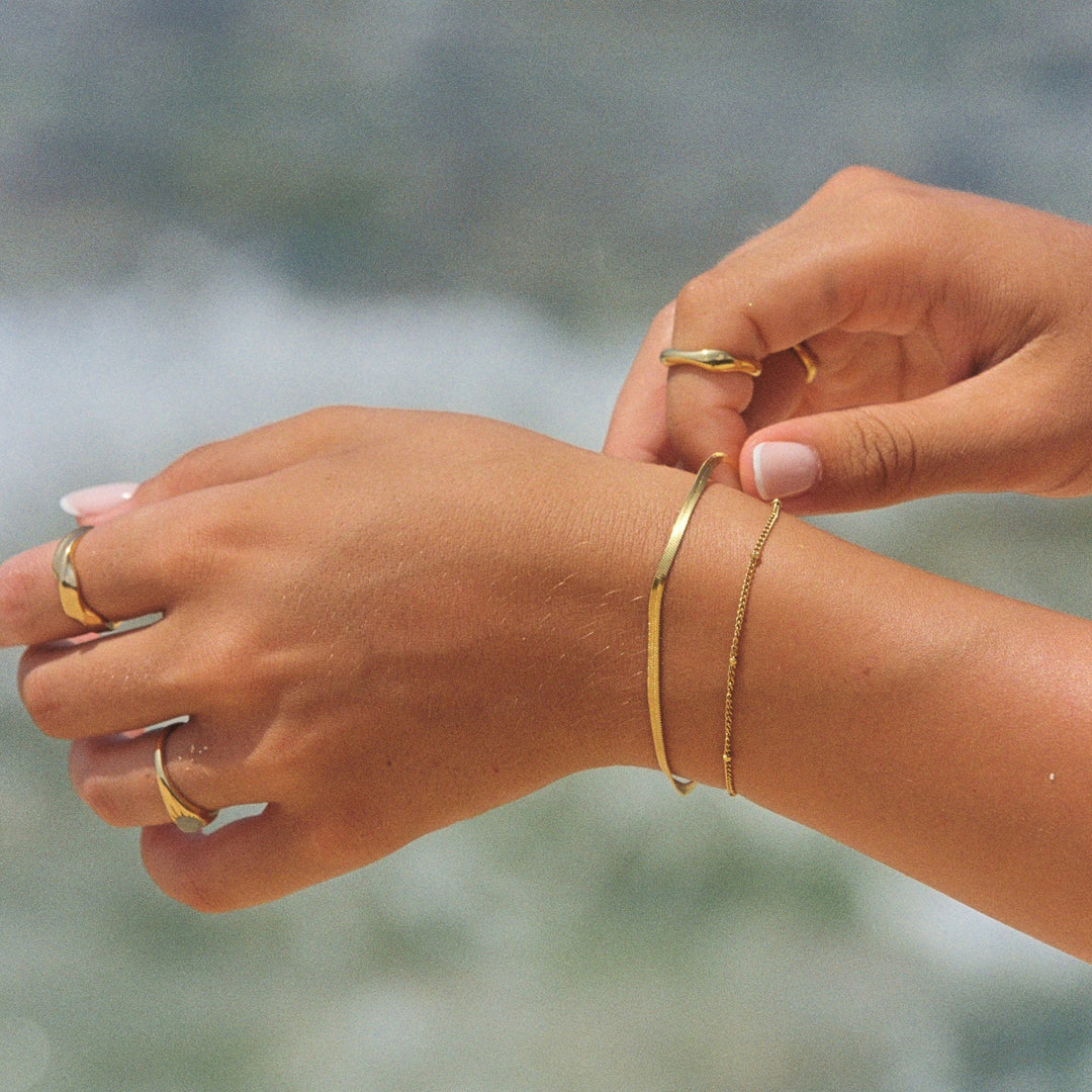 Elegantes Gold Layering Armband für Damen. Herringbone Kette & Perlenkette, verstellbar, wasserdicht.