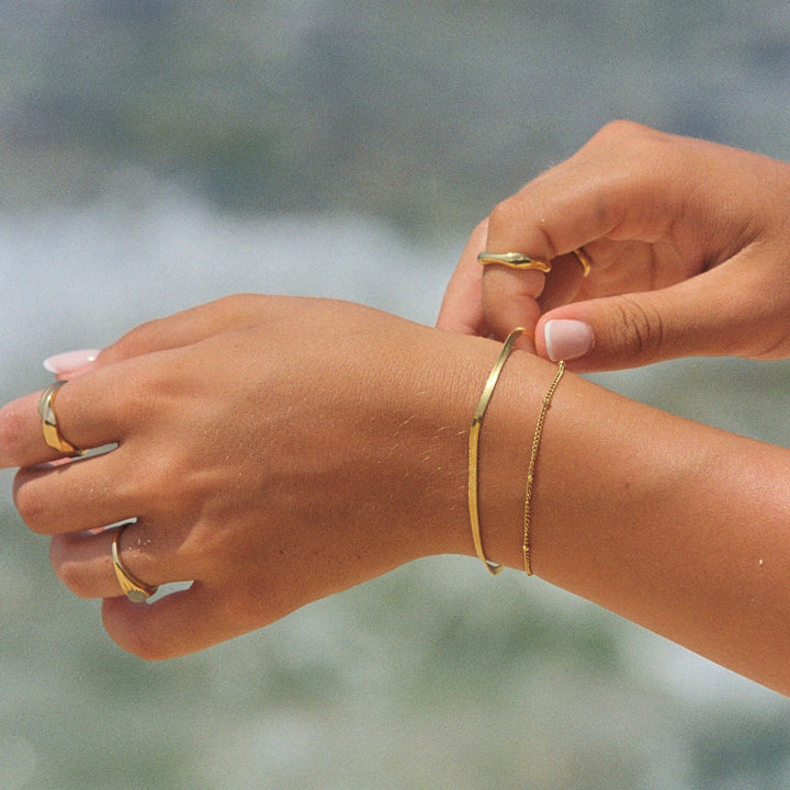 Elegantes Gold Layering Armband für Damen. Herringbone Kette & Perlenkette, verstellbar, wasserdicht.