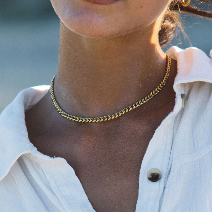 Nahaufnahme der goldenen 5 mm Cuban Gliederkette für Damen, aus robustem, wasserfestem Edelstahl.