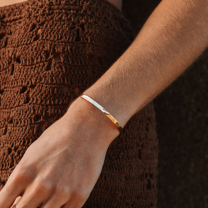 Gold-Edelstahl Armreif, gehämmert & verstellbar für Damen. Wasserdicht & hypoallergen, ideales Geschenk.
