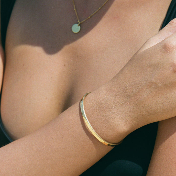 Stilvoller Gold-Armreif für Damen, gehämmert & verstellbar. Wasserfest & hypoallergen aus Edelstahl.