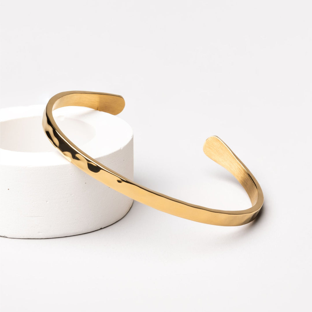 Modernes Accessoire: Silberner Damenarmreif, gehämmert & verstellbar. Wasserfester Edelstahlschmuck.