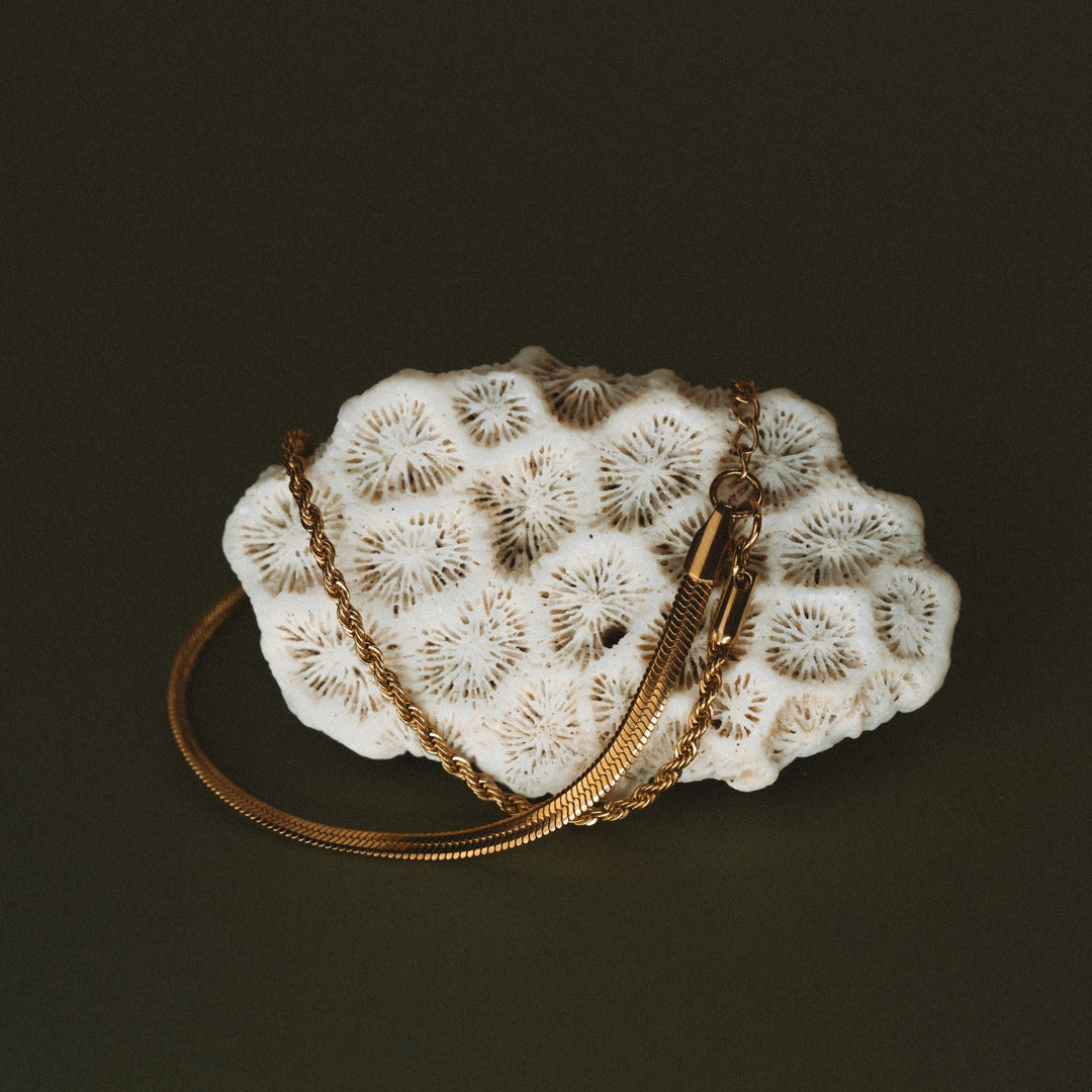 Exklusives goldenes Layering Armband für Damen, doppellagige Fischgrät-Seilkette, wasserfestes Design.