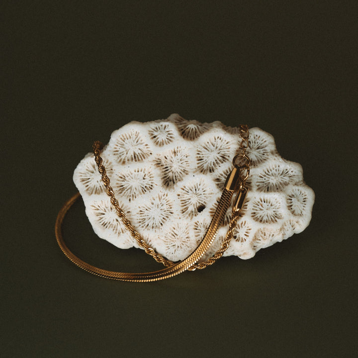 Exklusives goldenes Layering Armband für Damen, doppellagige Fischgrät-Seilkette, wasserfestes Design.