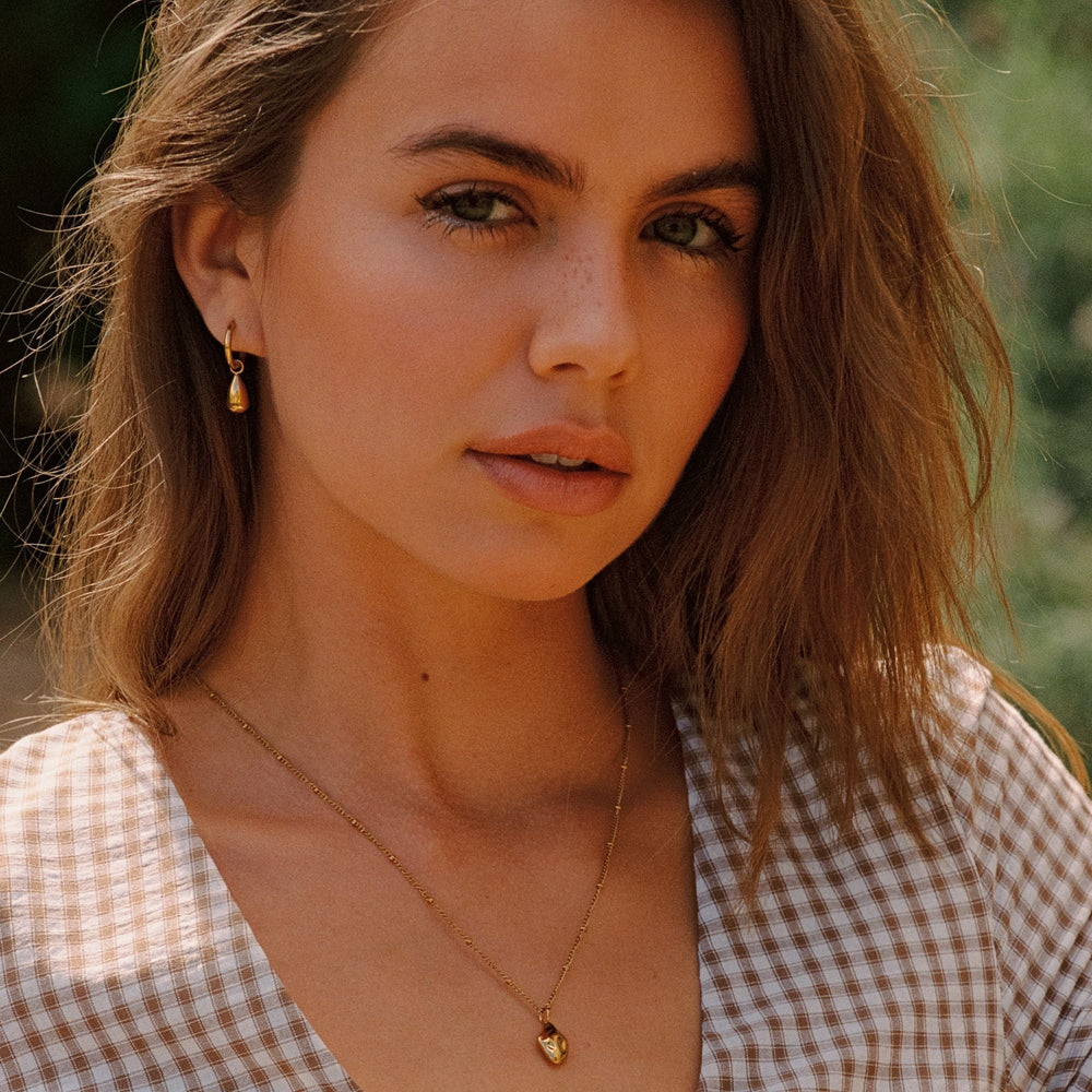 Elegante Damen Tropfen Creolen aus wasserdichtem Edelstahl in Gold & Silber, minimalistisch für jeden Anlass.