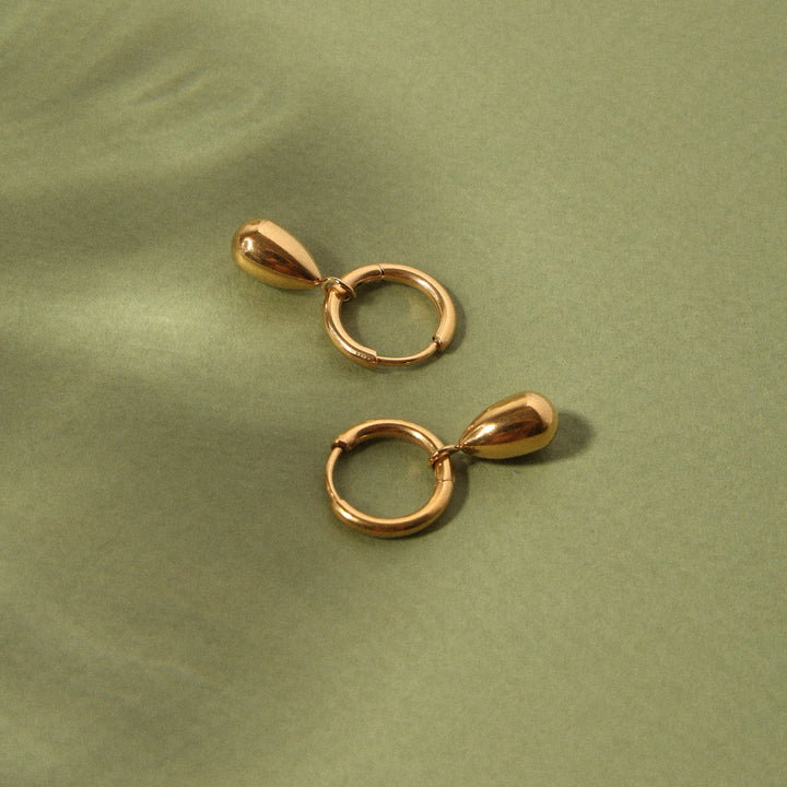 Robuste, wasserdichte Damen Creolen in Tropfenform aus Edelstahl, gold & silber, hypoallergen, langlebig.