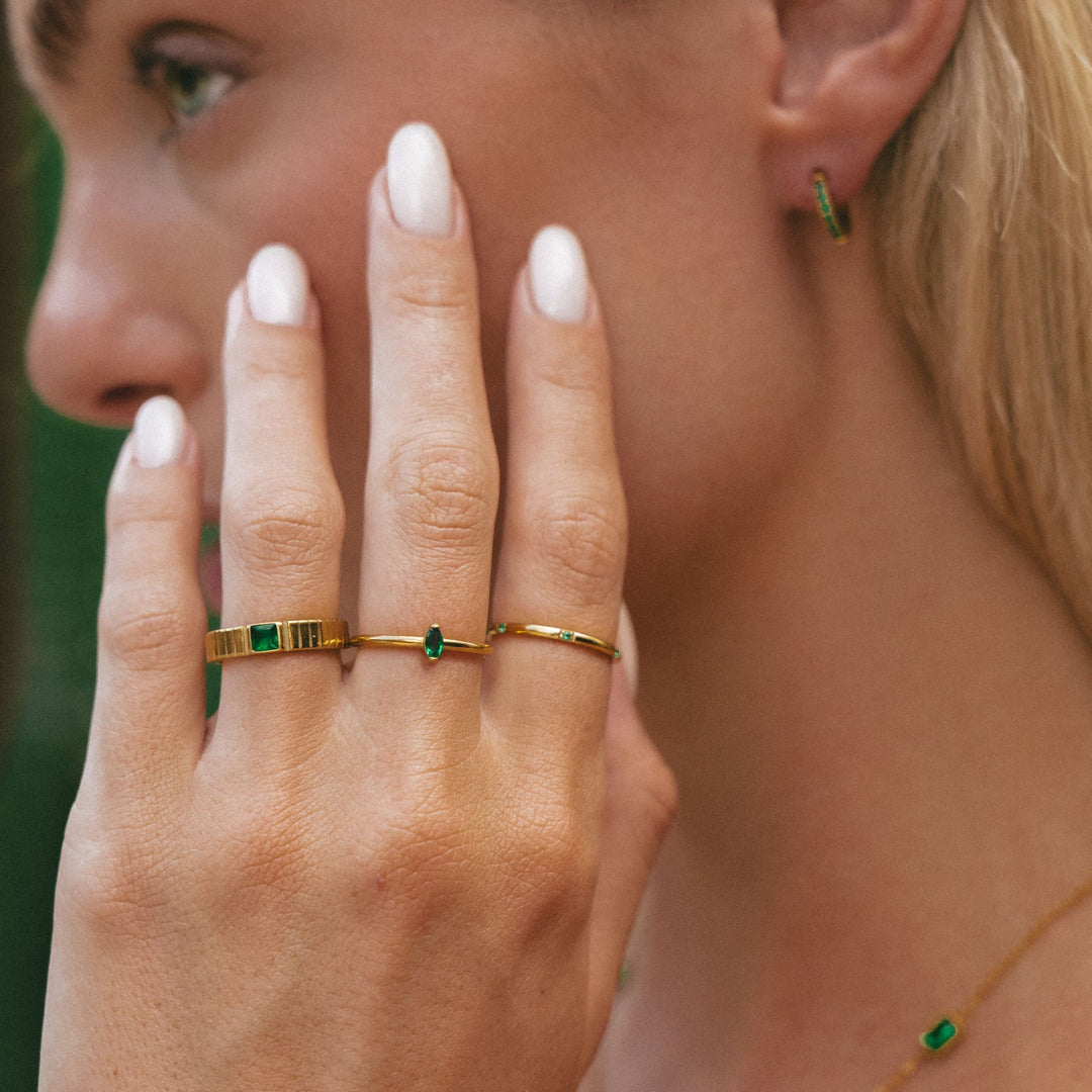 Wasserfester, hypoallergener Damen Ring aus Edelstahl mit chunky Design und strahlendem grünen Zirkonia Statement-Stein.