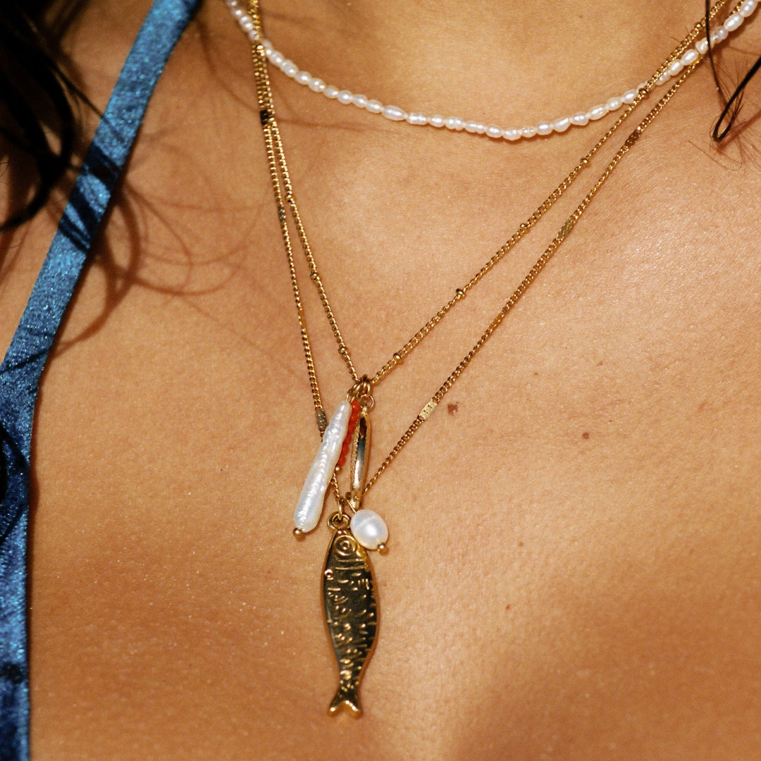 Damen Halskette: Goldener Fisch Anhänger, Süßwasserperle, rote Perle. Wasserdichter Edelstahl Schmuck.