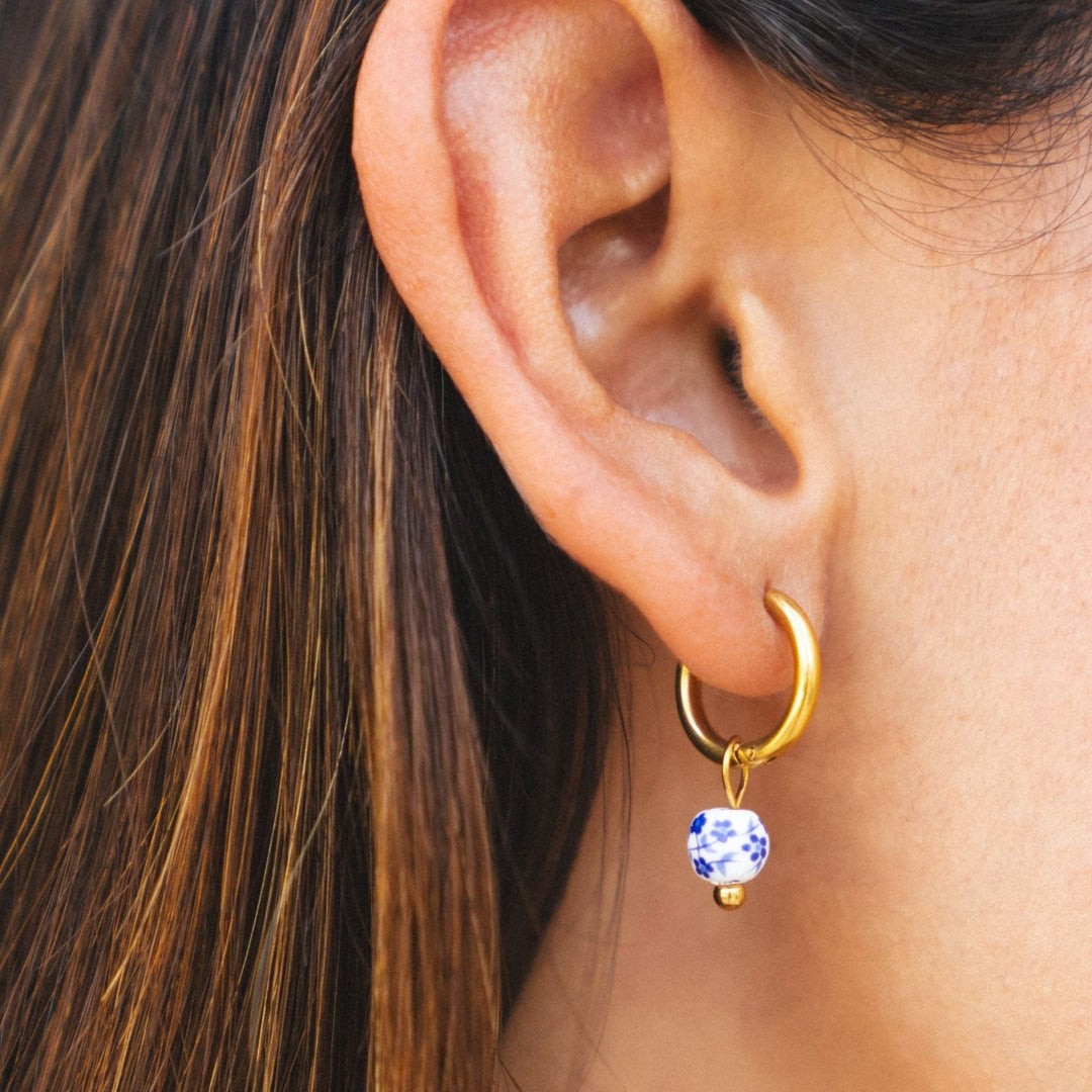 Hochwertige Gold Creolen für Damen, Edelstahl, mit floralem Anhänger. Wasserdicht, hypoallergen & langlebig.
