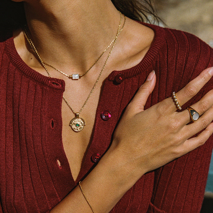 Edle Silber-Halskette für Damen mit Münze & leuchtendem grünen Kristall. Hypoallergener Edelstahl-Schmuck.