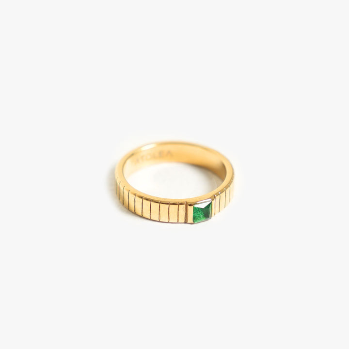 Trendiger, chunky Damen Statement Ring mit glänzendem grünem Zirkonia. Wasserfester Edelstahl Modeschmuck.