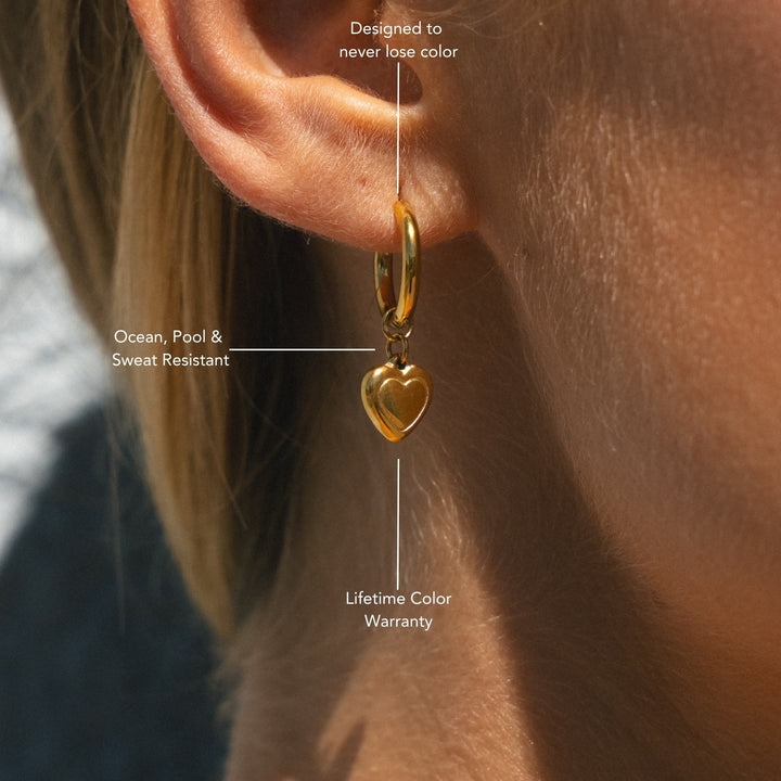Silberne Herz Creolen für Damen, aus wasserfestem, hypoallergenem Edelstahl. Moderner Damenschmuck.