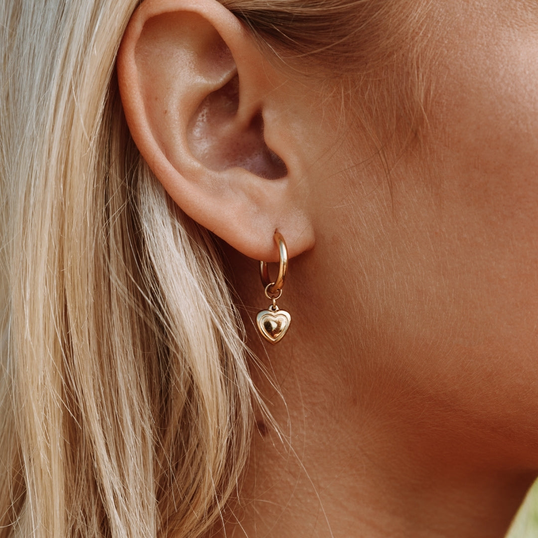 Damen Herz Creolen aus wasserfestem, hypoallergenem Edelstahl. Perfekter Damenschmuck für jeden Tag.