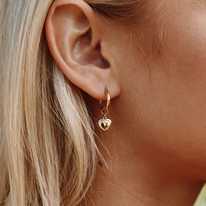 Damen Herz Creolen aus wasserfestem, hypoallergenem Edelstahl. Perfekter Damenschmuck für jeden Tag.