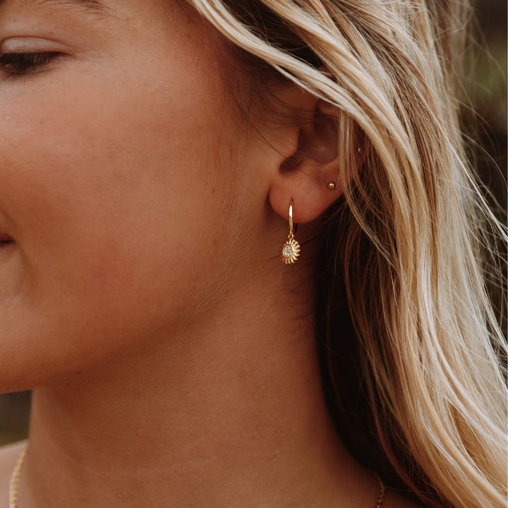 Funkelnde 925 Silber Sonnen Creolen für Damen mit Zirkonia, ein stilvolles Schmuck-Highlight. Hypoallergen.