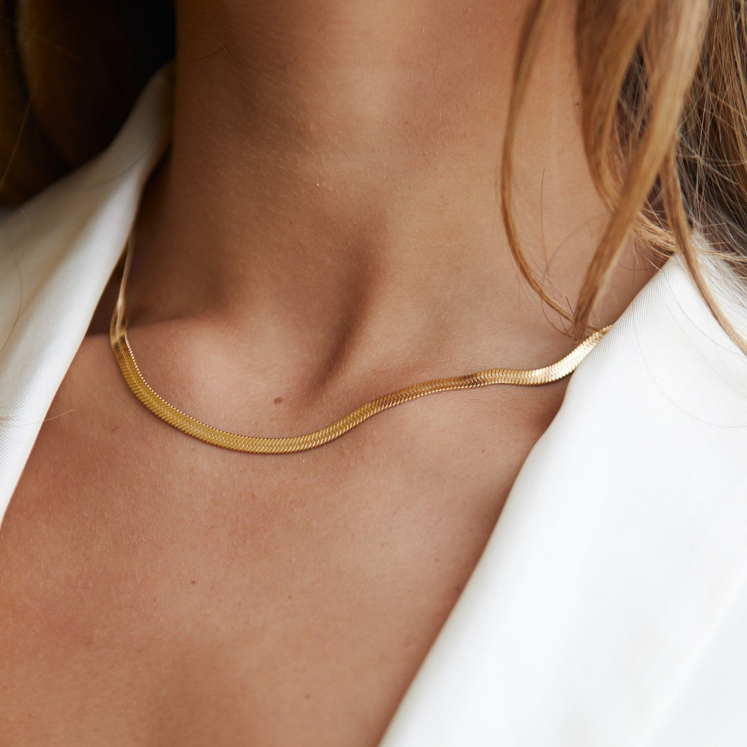 Statement Gold Herringbone Choker Halskette für Damen, ideal zum Layering, wasserdicht.