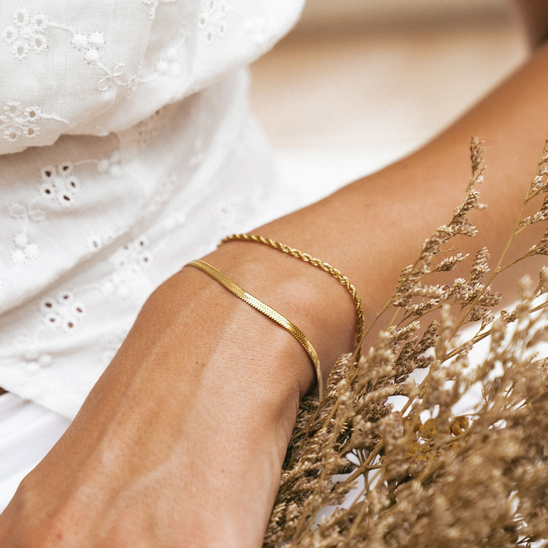 Goldenes Alltags-Layering Armband für Damen, doppellagig mit Fischgrät-Seilkette, wasserfest & elegant.