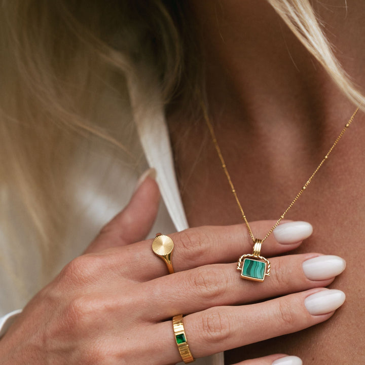 Wasserfeste Goldkette mit rundem Malachit-Anhänger, idealer Damenschmuck.