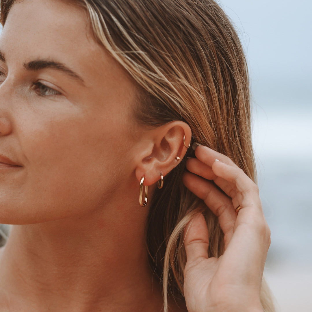 Glänzende ovale Gold Creolen, wasserdicht und hypoallergen, ideal für empfindliche Ohren und Damenschmuck.
