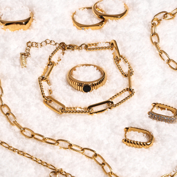 Goldenes Paperclip Armband für Damen, breit, wasserfester Edelstahl, verstellbar. Modernes Schmuck-Accessoire.