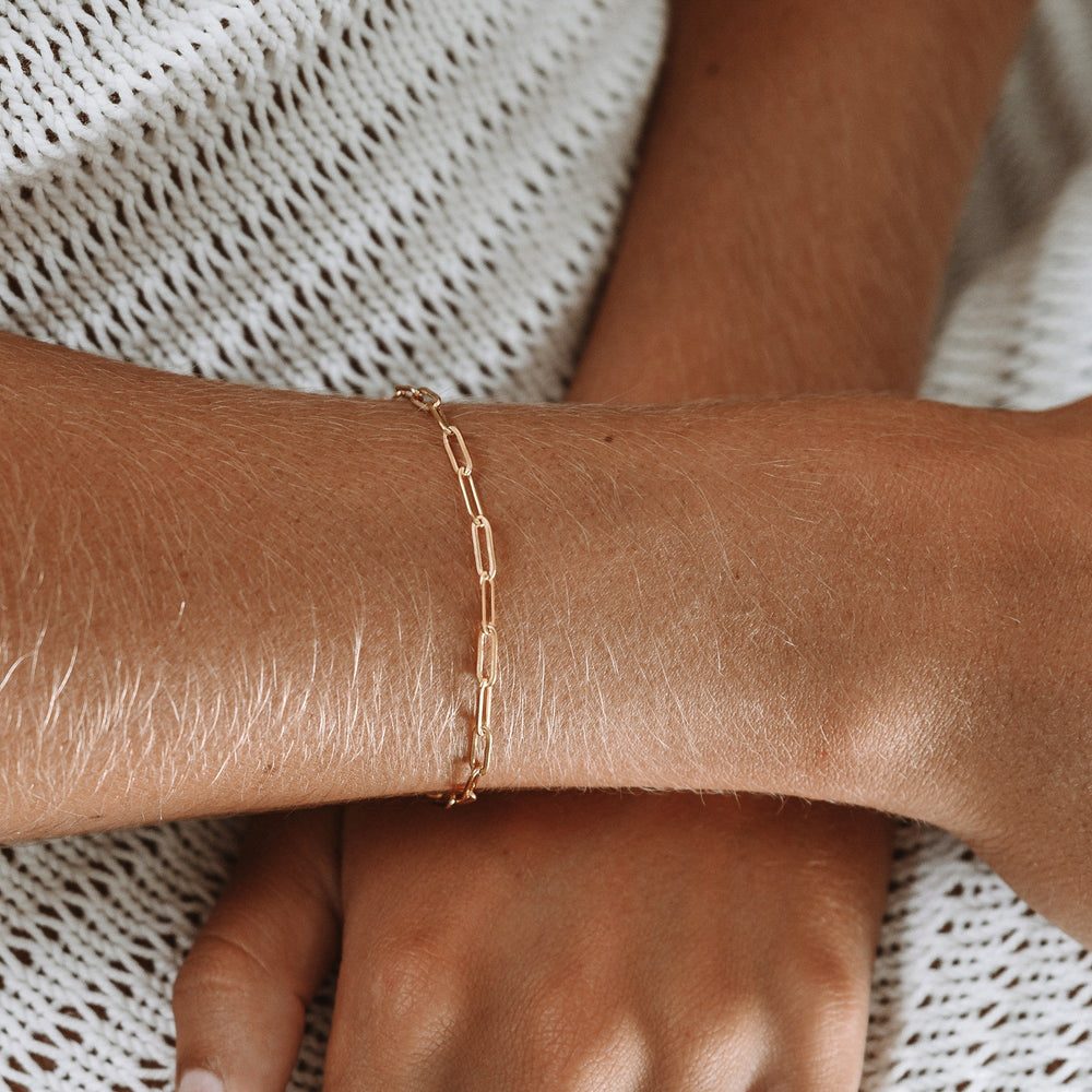 Verstellbares Gold Paperclip Armband für Damen, aus wasserfestem & hypoallergenem Edelstahl.