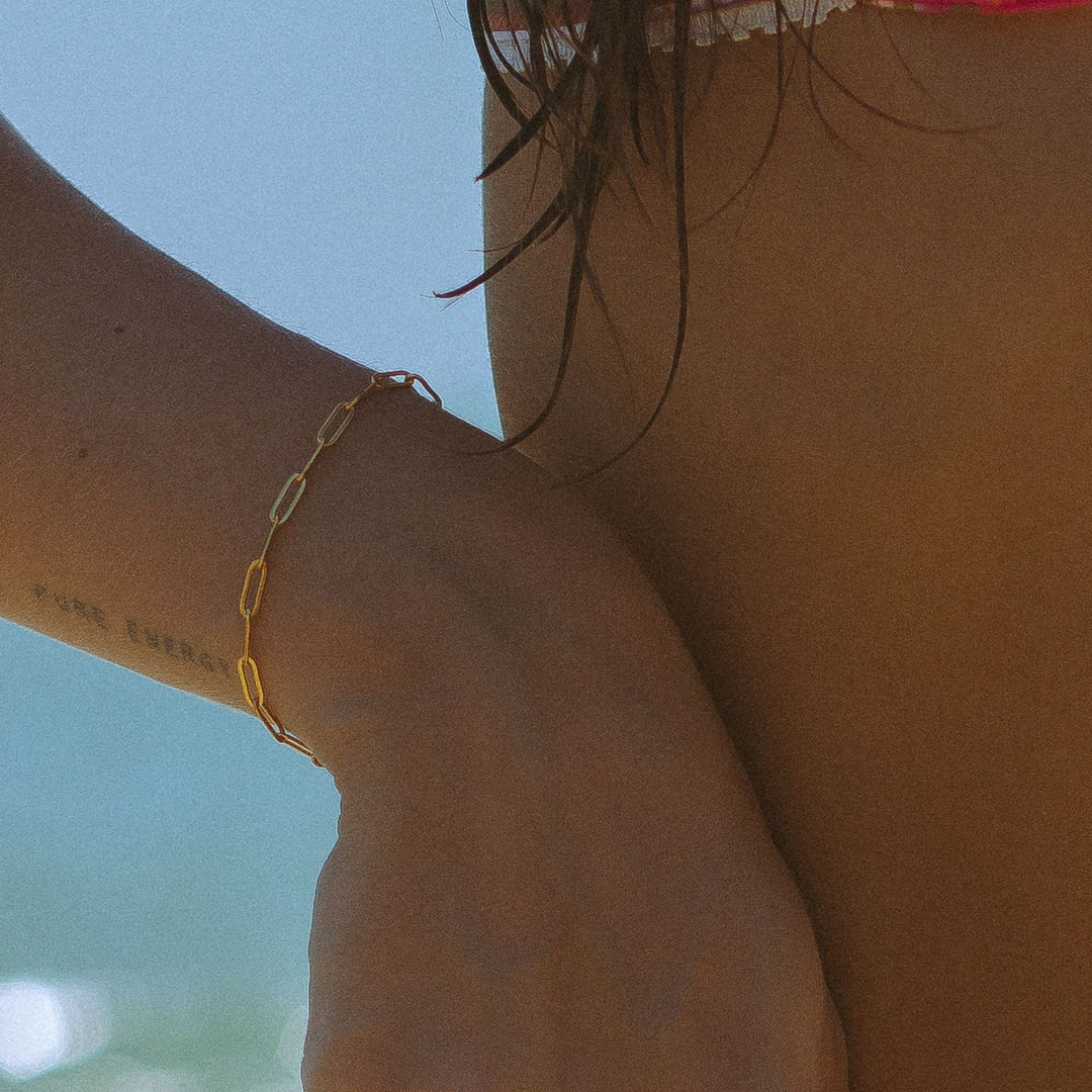 Wasserfestes, hypoallergenes Damen Gold Paperclip Armband aus Edelstahl – ideale Geschenkidee.