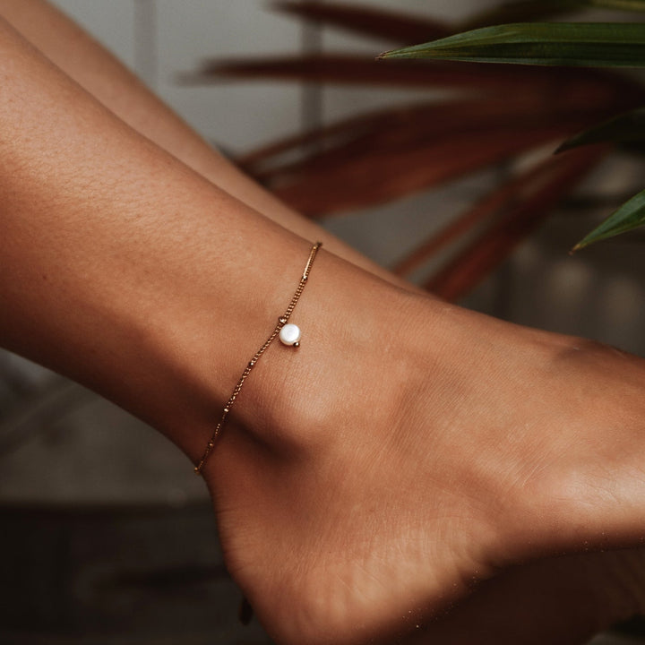 Damen Fußkettchen Gold mit Süßwasserperle, wasserfest & hypoallergen, ideal für Strand & Sommer.