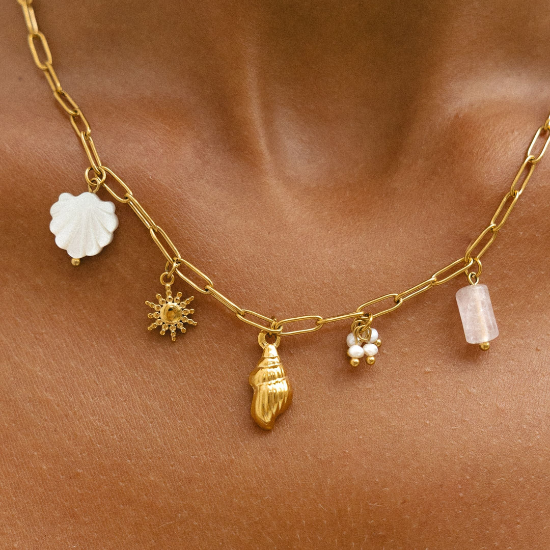 Maritime Goldkette für Damen mit Muschel- & Perlenanhängern. Perfekt für sommerliche Outfits.