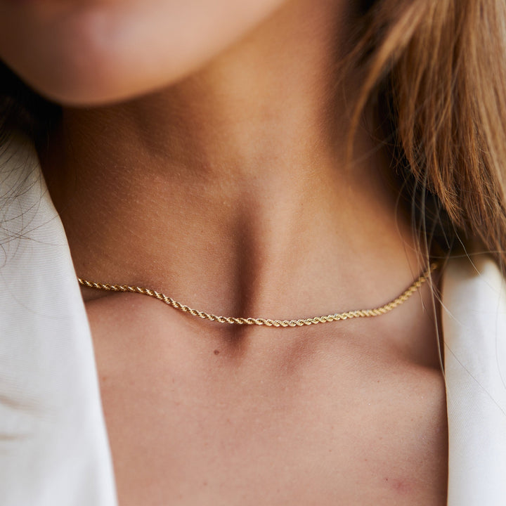 Damen Gold Rope Chain Halskette, 2mm. Wasserfest & hypoallergen, ideal für stilbewusste Frauen.