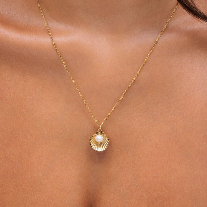 Wasserdichte Damen Muschelkette Gold/Silber mit Süßwasserperle. PVD-beschichteter Edelschmuck.