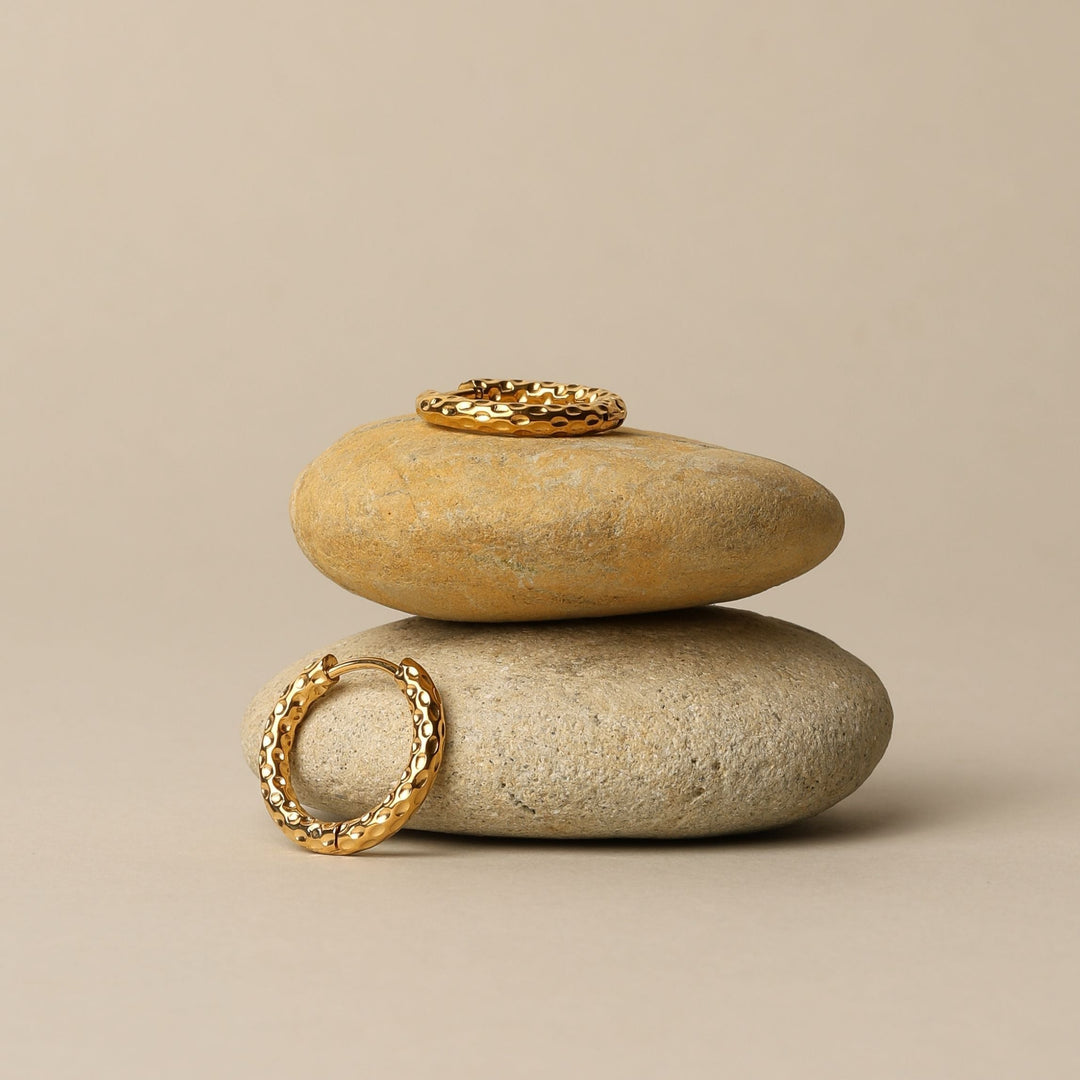 Robuste goldene Creolen für Damen, gehämmert. Wasserfester, hypoallergener Edelstahlschmuck für Langlebigkeit.
