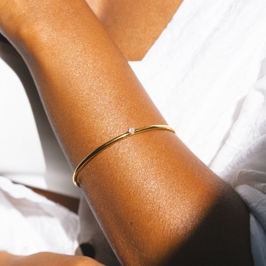 Damen-Armreif aus wasserfestem Edelstahl mit glitzerndem Zirkon, verstellbar, minimalistisch & elegant, goldfarben.