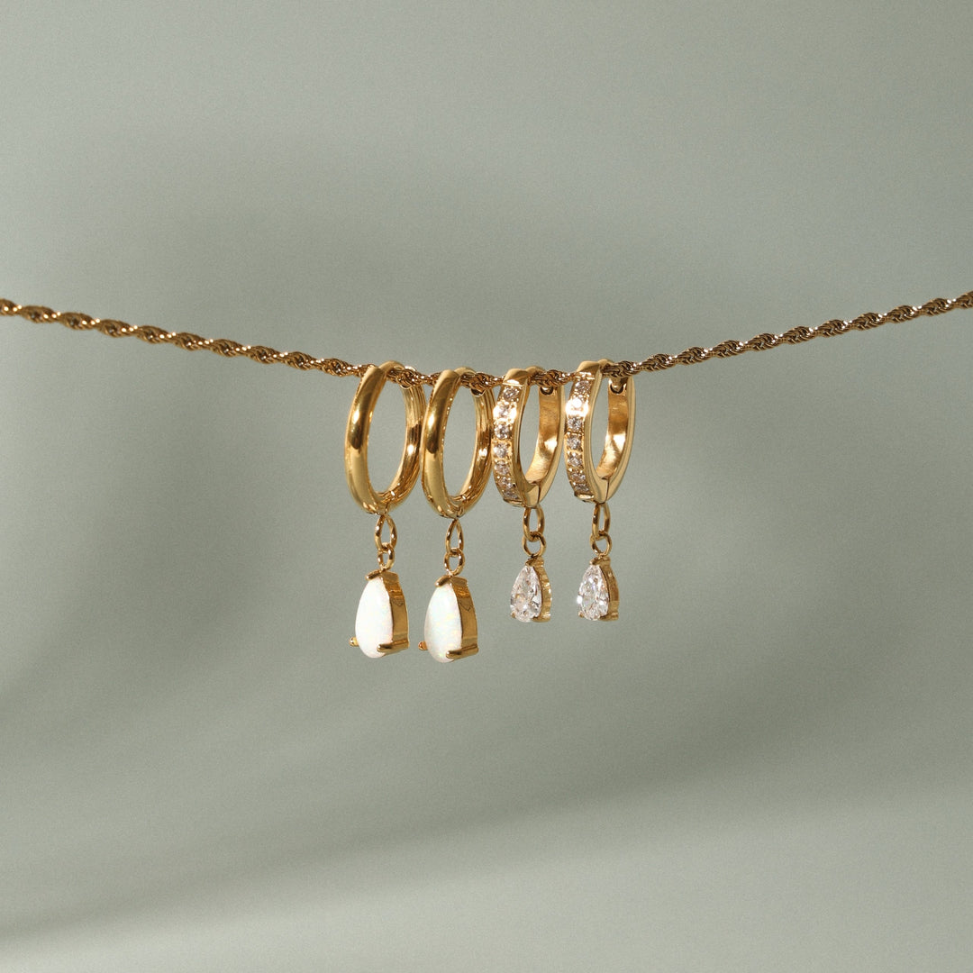 Stilvolle goldene Zirkonia-Tropfen-Creolen, wasserfest und aus Edelstahl. Perfekter Damenschmuck für Alltag & Abend.