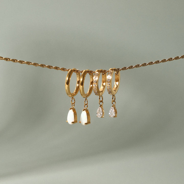 Stilvolle goldene Zirkonia-Tropfen-Creolen, wasserfest und aus Edelstahl. Perfekter Damenschmuck für Alltag & Abend.