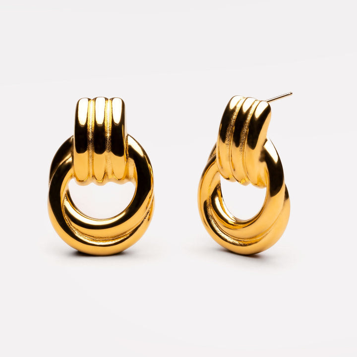 Skulpturale Gold Creolen, chunky Design, PVD-beschichteter Edelstahl. Stilvoller, wasserdichter Damenschmuck.