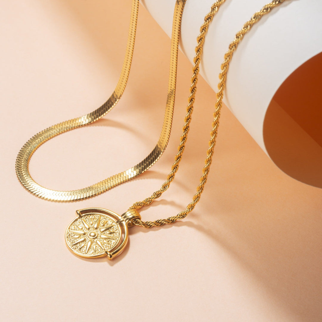 Komplettes Damen Gold Schmuckset: Choker und Sonnenanhänger Halskette aus wasserfestem Edelstahl für jeden Anlass.