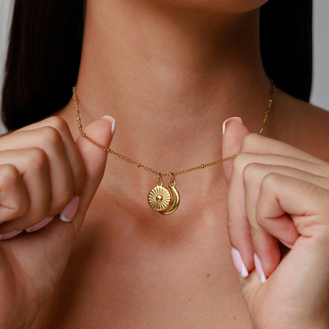 Model trägt elegante wasserfeste Damen Gold Sonne Mond Halskette, minimalistischer Schmuck.