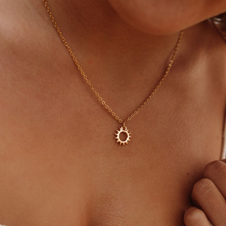 Elegante Goldkette für Damen mit glänzendem Sonnenmedaillon. Robuster, wasserfester Halsschmuck aus PVD-beschichtetem Edelstahl.