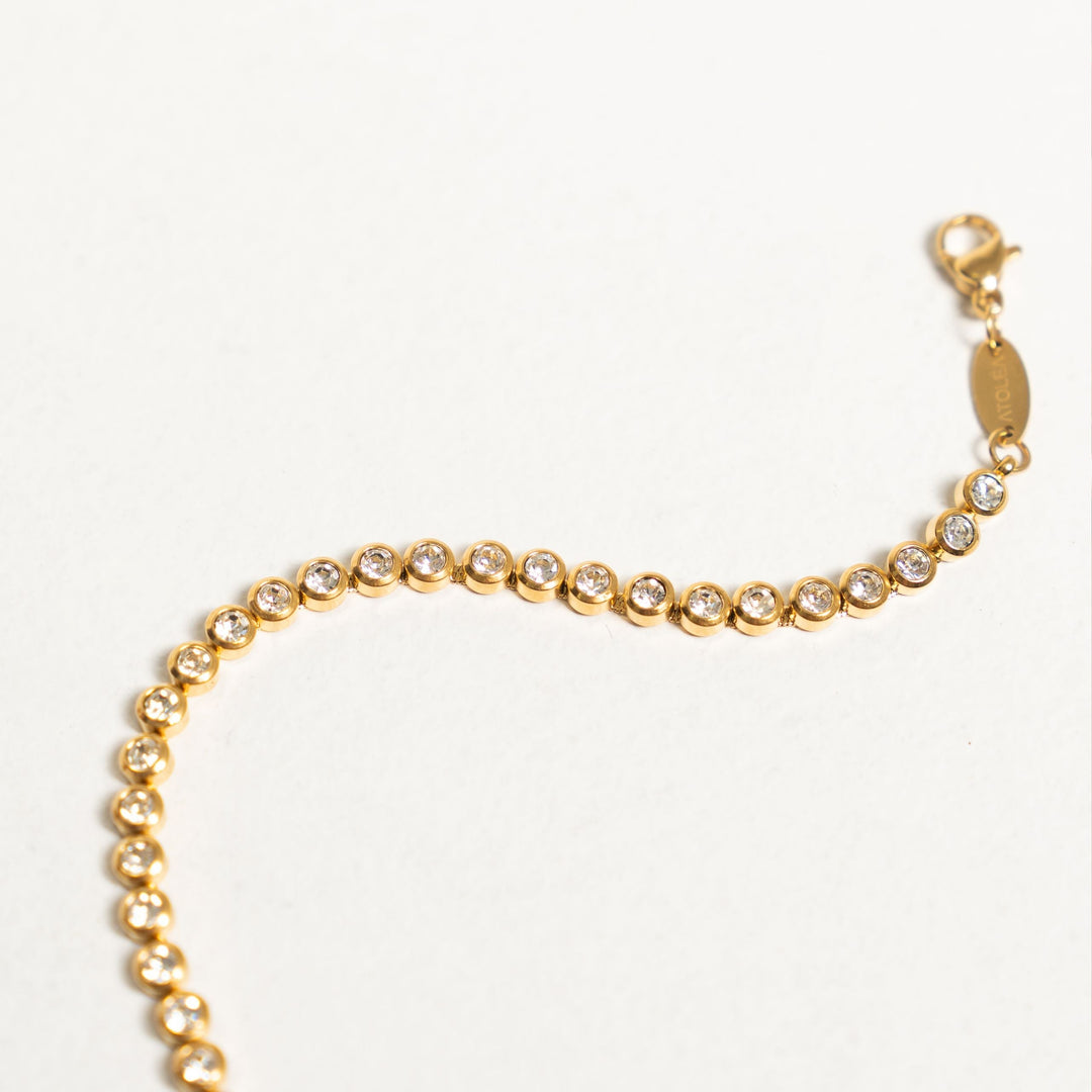 Damen Armband mit Zirkonsteinen in hellem Licht, reflektierend, aus wasserfestem Edelstahl. Elegant.