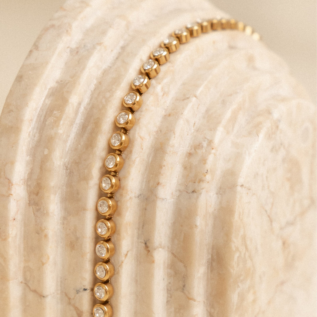 Silberne Damen Kette mit charmanter Schildkröte und Perlmutt, wasserfest, ideal für Sommer und Meer.