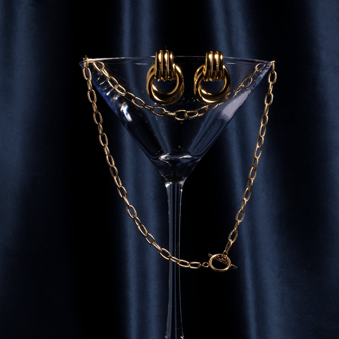 Wasserfeste Paperclip Halskette für Damen, goldener Choker aus hypoallergenem Edelstahl.