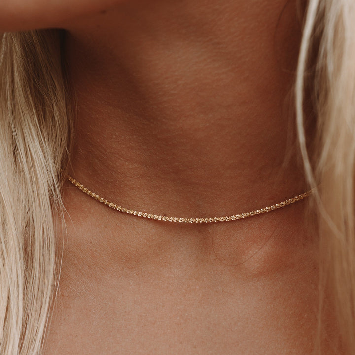 Filigrane Damen Gliederkette, wasserfest und hypoallergen, aus vergoldetem Edelstahl. Minimalistischer Schmuck.